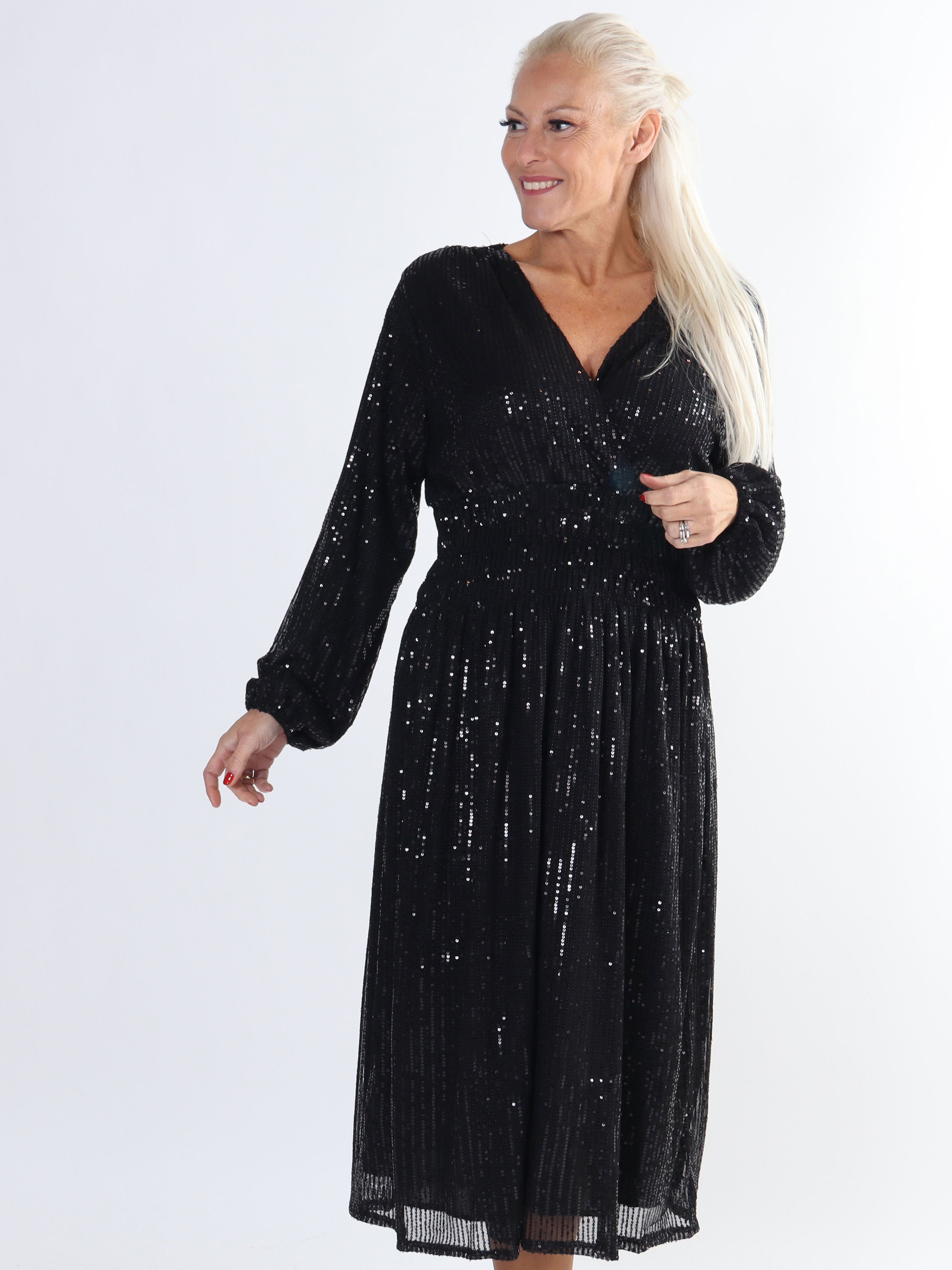 Pams Glitter Midi L/S - Plus size kjole med smock og pailletter